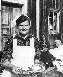 Karin Zakrisson serverar våfflor